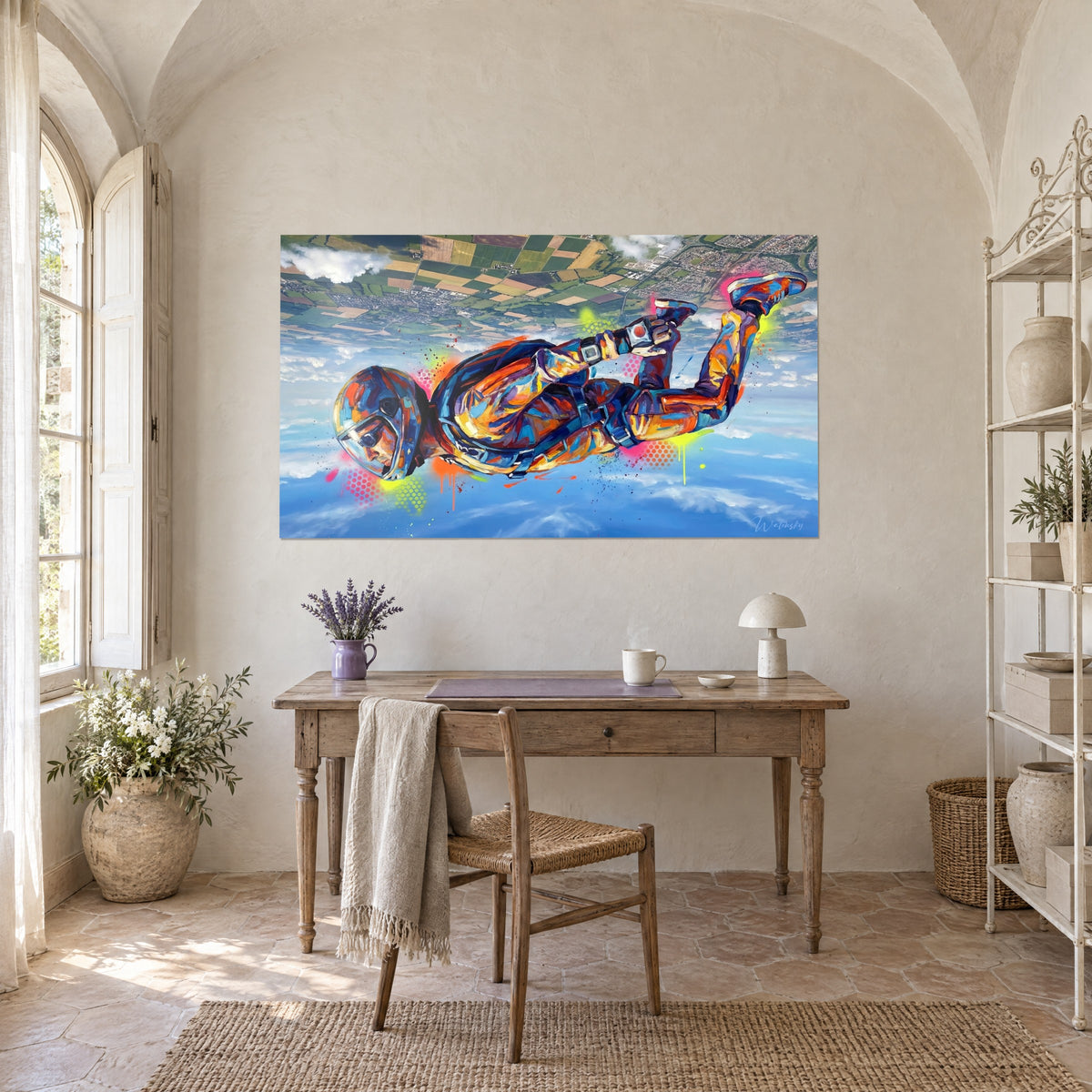 Gemälde eines Himmelsabenteurers auf abstrakter Leinwand, Kobaltblau und leuchtendes Orange, neonfarbene Spritzer, über einem Holzschreibtisch