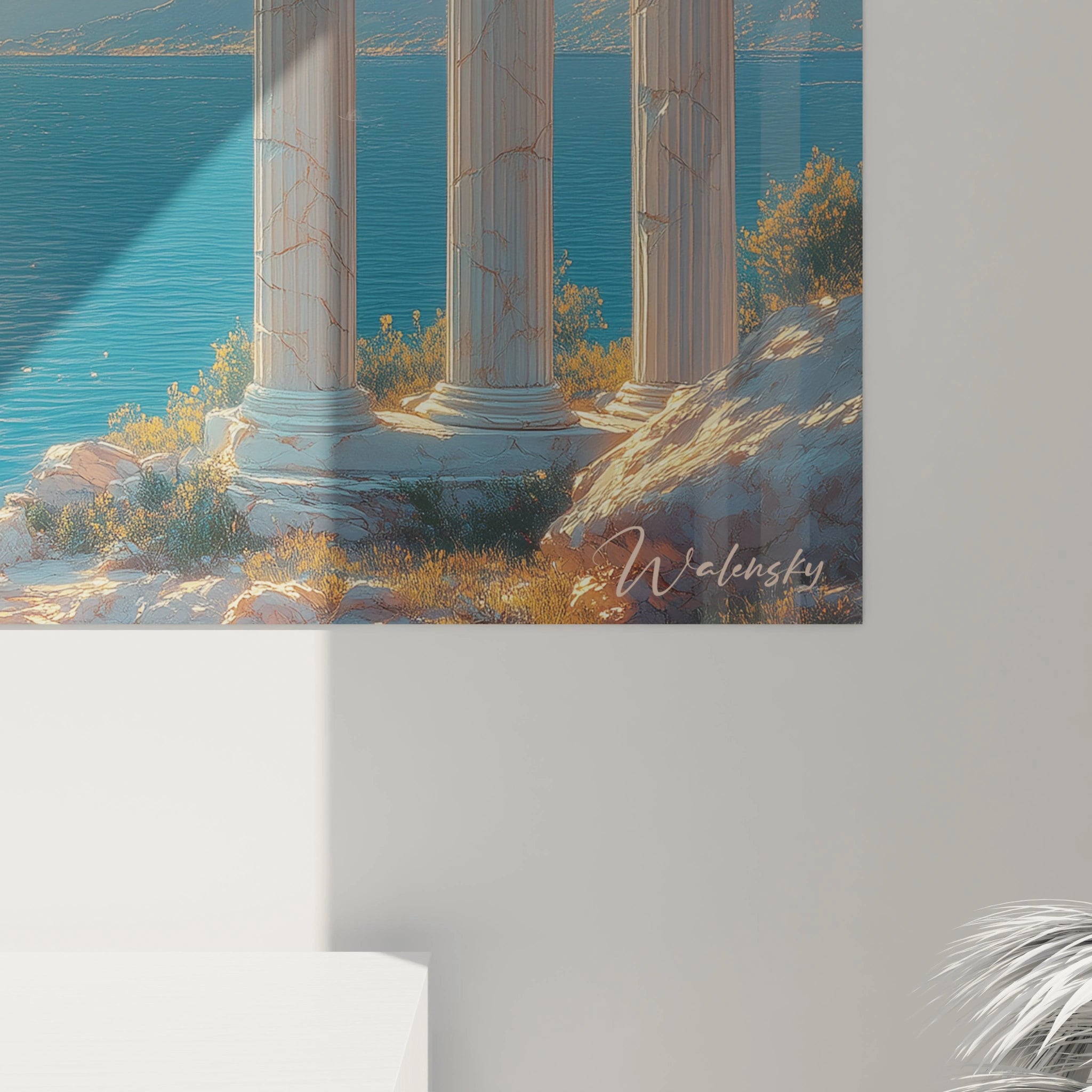 Un tableau mer couchant offrant une perspective depuis un ancien temple grec, avec des colonnes ioniques en premier plan et une étendue d'eau paisible aux couleurs bleu et turquoise reflétant les rayons dorés du soleil qui touche l'horizon montagneux.
