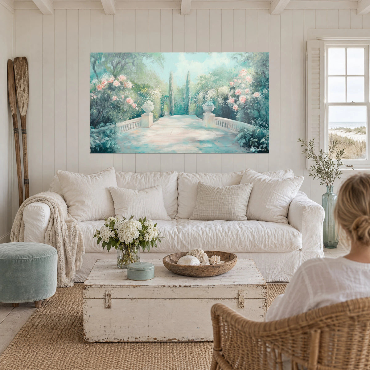 Gemälde Gartenterrasse in Pastellfarben, lachsrosa Rosen und blaugrüne Zypressen, weiße Balustrade, über einem Sofa in einem hellen Wohnzimmer