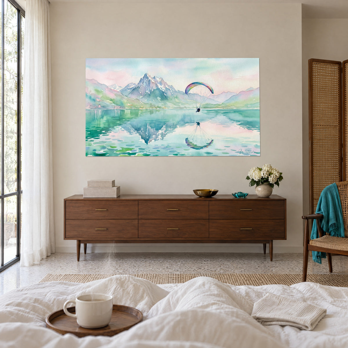 Gemälde eines schillernden Gleitschirmflügels mit Spiegelung im jadegrünen Wasser, blassrosa Himmel, Paar von hinten, über einem Bett in einem hellen Schlafzimmer