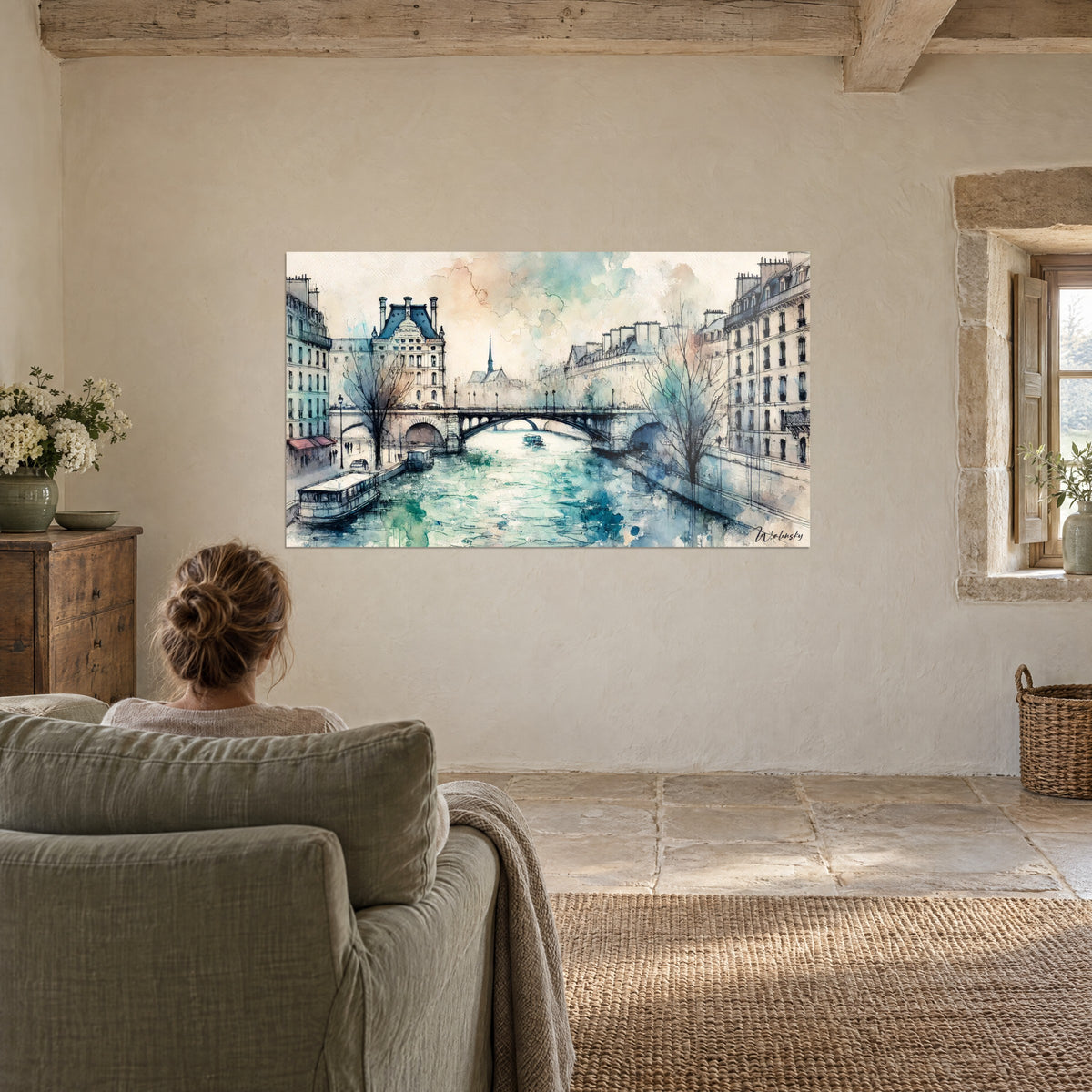 Cuadro de París junto al agua, aguja esbelta, puente oscuro y reflejos turquesa y arena, frente a una mujer sentada en un sillón salvia