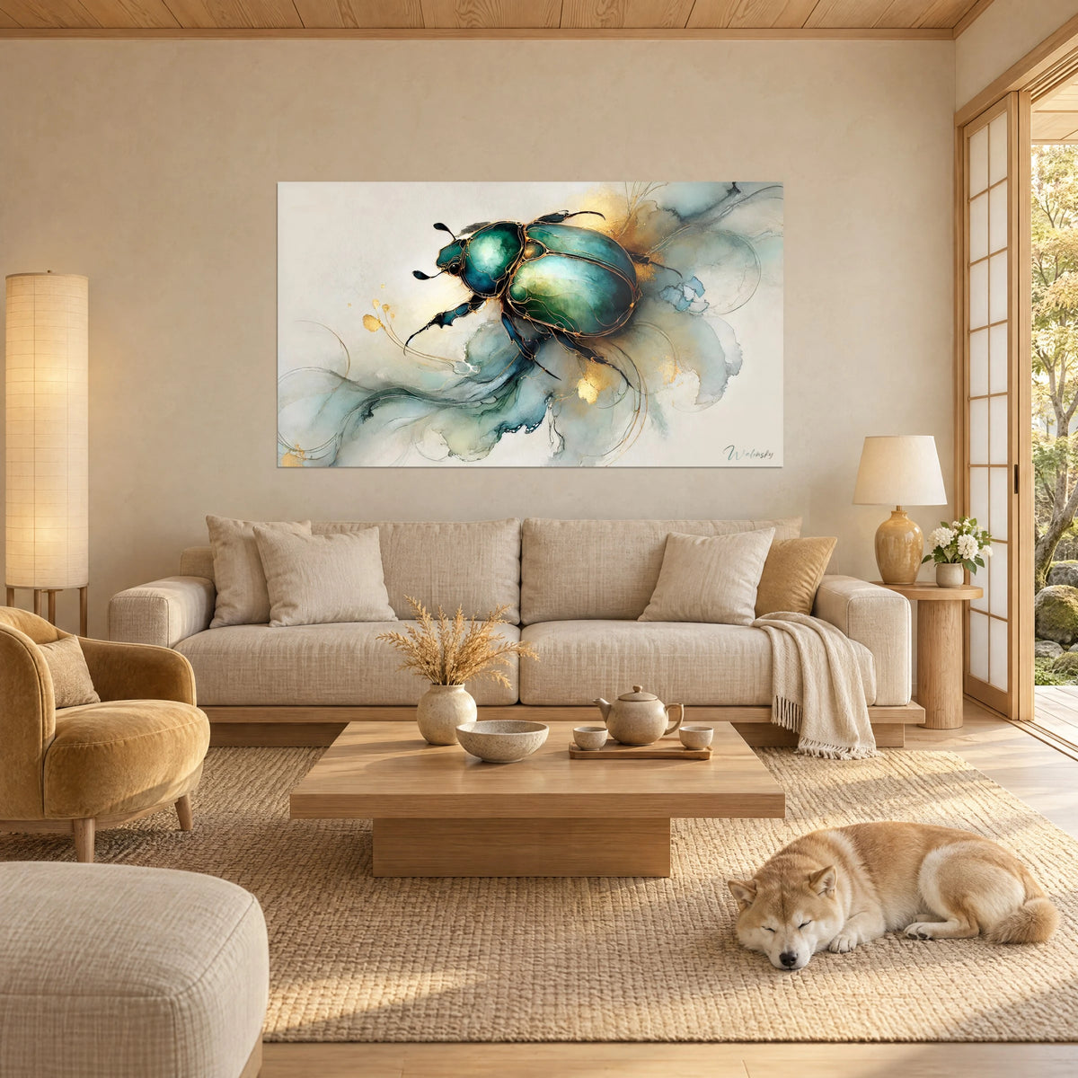 Cuadro de escarabajo con élitros verde esmeralda perfilados con hilos dorados, manchas gris azuladas, un Shiba dormido sobre un sofá en un salón luminoso