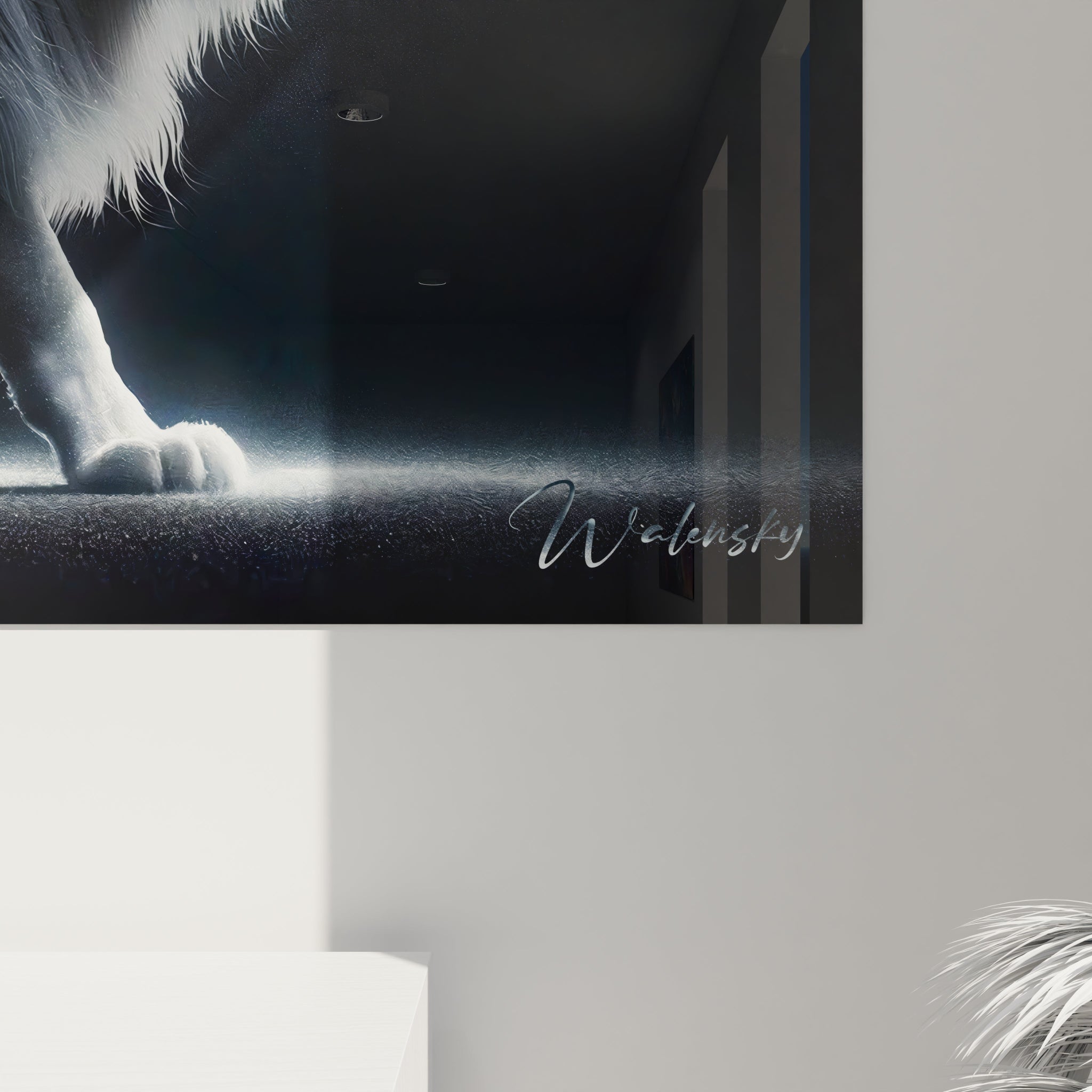 Un tableau d'animal présentant un lion blanc entier vu de profil dans une posture de marche. La texture soyeuse du pelage blanc-argenté est accentuée par un éclairage dramatique qui crée des zones d'ombre et de lumière. Les détails anatomiques sont précisément rendus, des griffes aux mèches individuelles de la crinière, sur un fond noir qui amplifie la luminosité de l'animal.
