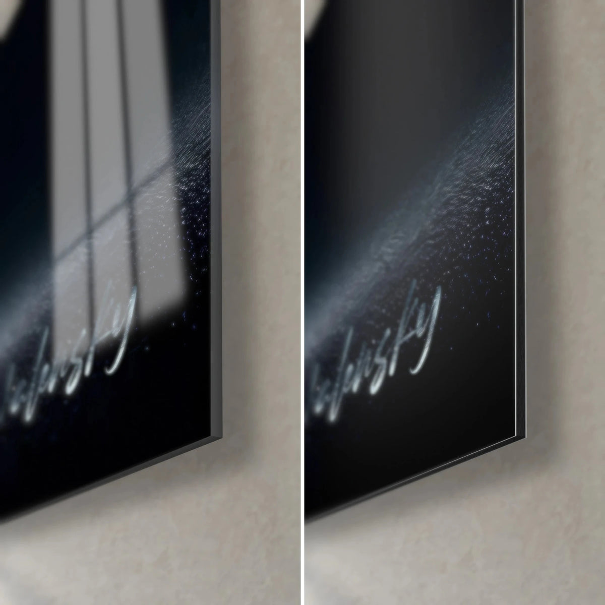 Tableau lion blanc sur fond noir, coin bas droit : verre acrylique brillant reflétant la fenêtre, Dibond gris mat, tranche fine
