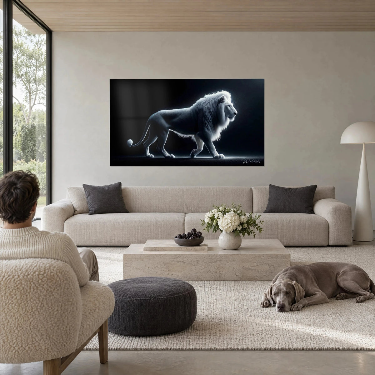 Tableau lion blanc à la crinière argentée marchant sur fond noir, éclats bleutés, au-dessus d'un canapé dans un salon lumineux