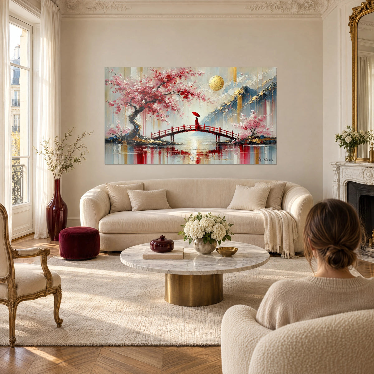 Tableau cerisier en fleurs rose et rouge, pont arqué vermillon et lune dorée, au-dessus d'un canapé dans un salon lumineux