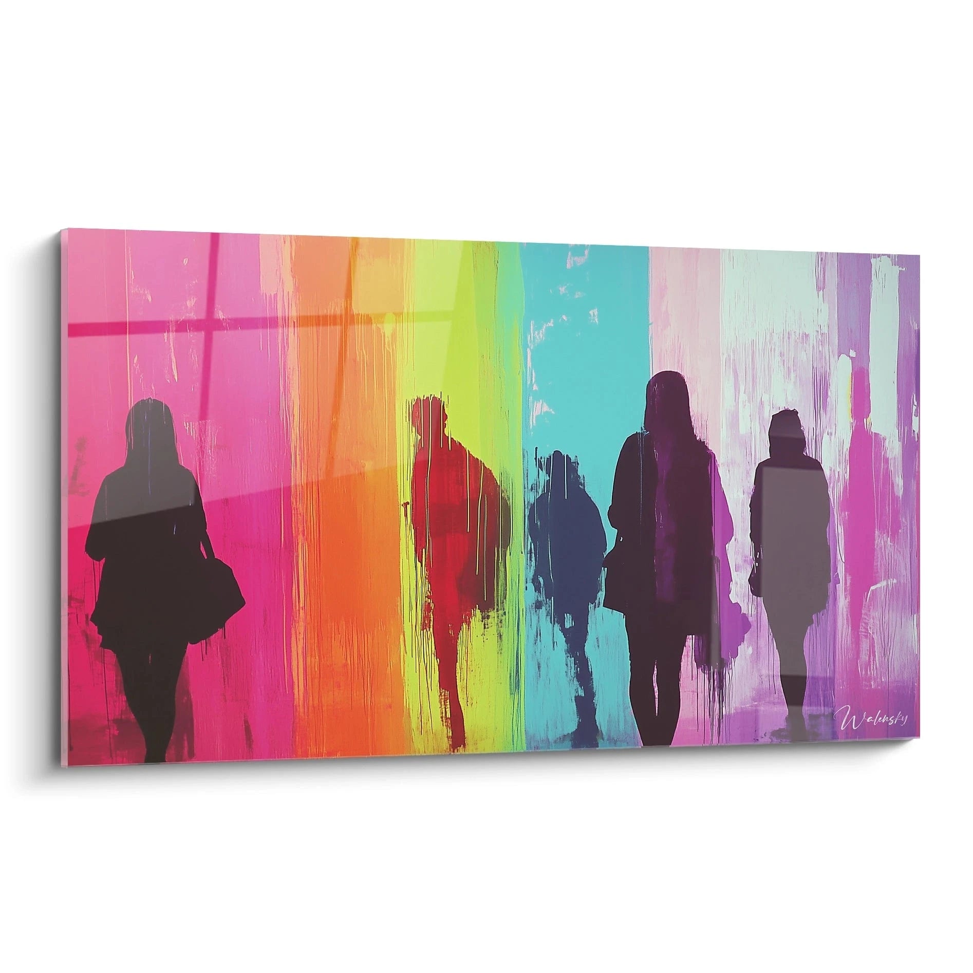 Tableau artistique présentant des silhouettes noires contrastées sur fond arc-en-ciel aux bandes verticales lumineuses, avec des traces de coulures et des textures brossées créant une impression de mouvement urbain figé.
