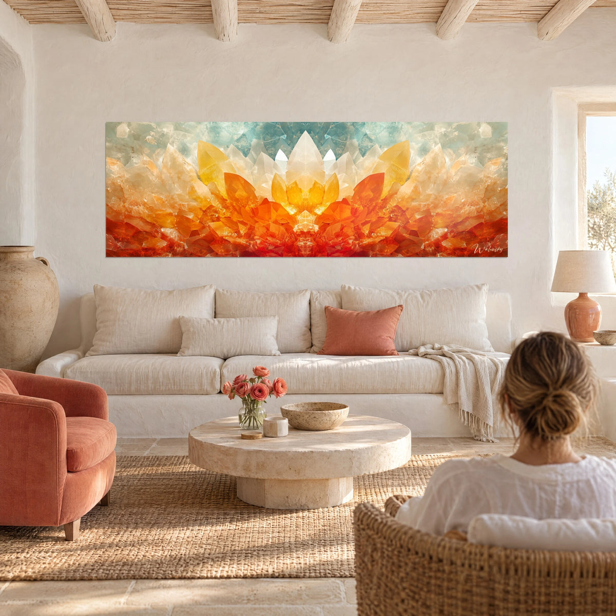 Tableau lotus de cristaux cuivrés, pétales orange et or sur fond turquoise, femme de dos au-dessus d'un canapé dans un salon lumineux