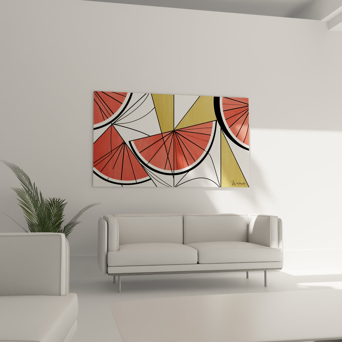 Formes graphiques de pastèque corail et dorées disposées au-dessus d'un canapé dans un salon lumineux