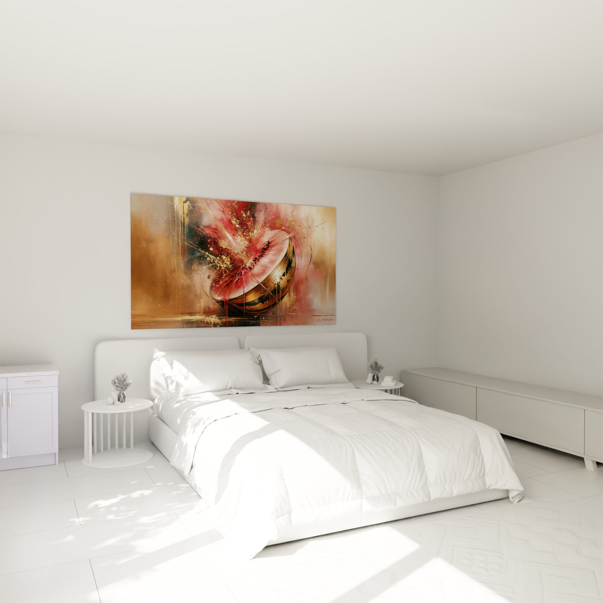 Tranche de pastèque rose et dorée éclatée, accrochée au-dessus d'un lit dans une chambre claire