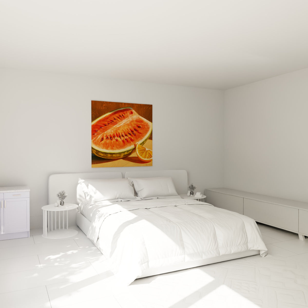 Pastèque rouge et orange vif peinte à l'huile, accrochée au-dessus d'un lit dans une chambre claire