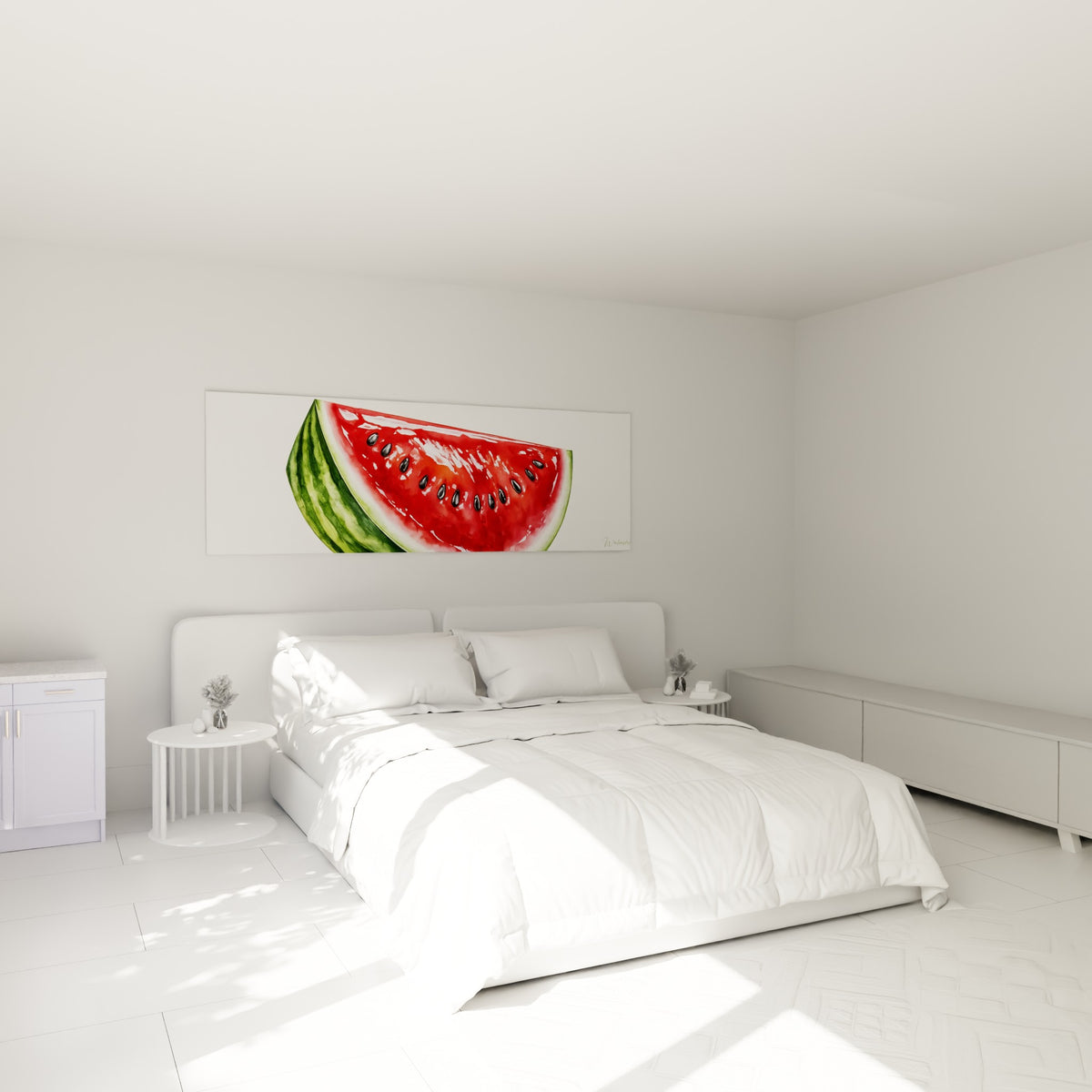 Tranche de pastèque rouge et verte accrochée au-dessus d'un lit dans une chambre claire