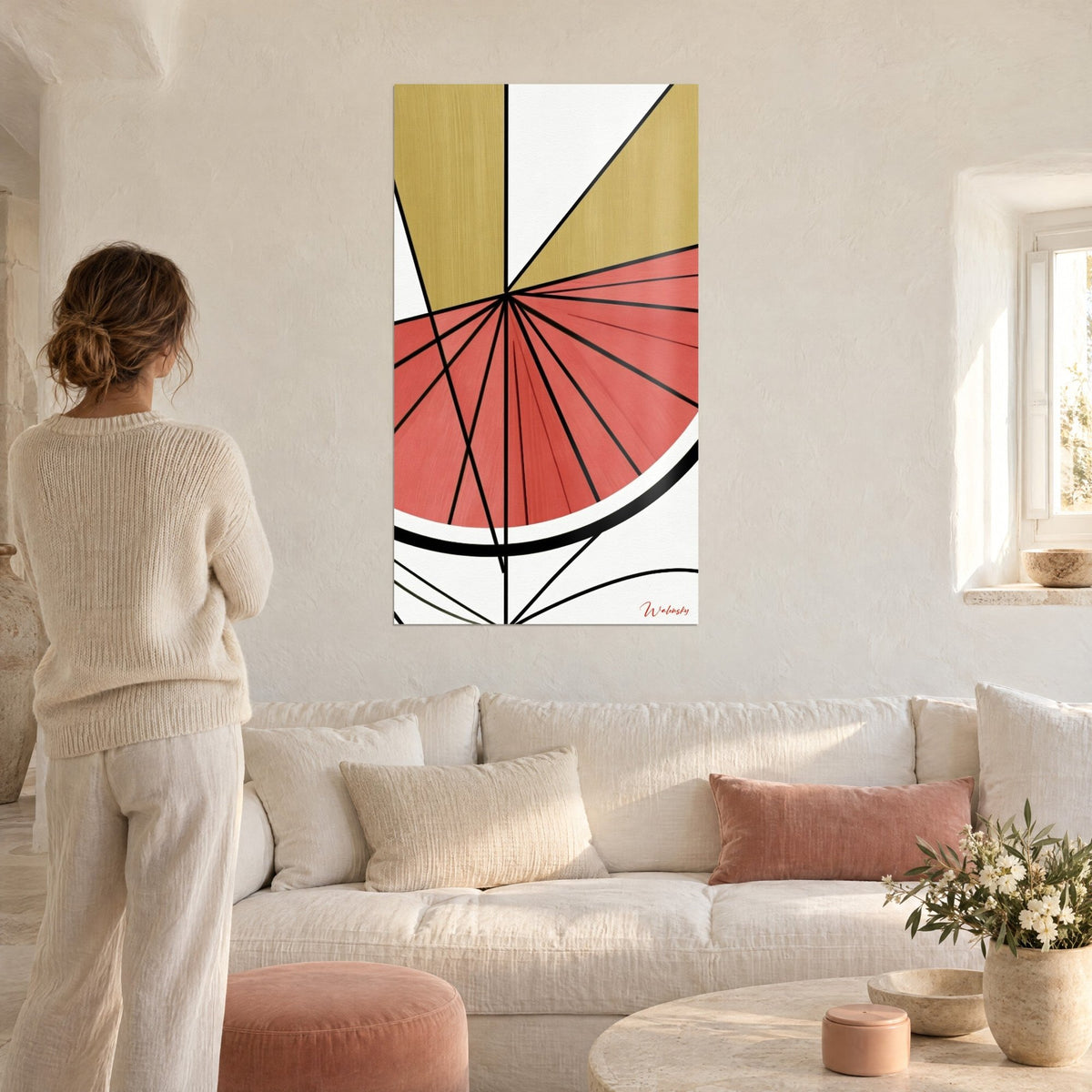 Tableau quartier de pastèque corail aux rayons noirs, coins dorés, une femme de dos au-dessus d'un canapé dans un salon lumineux