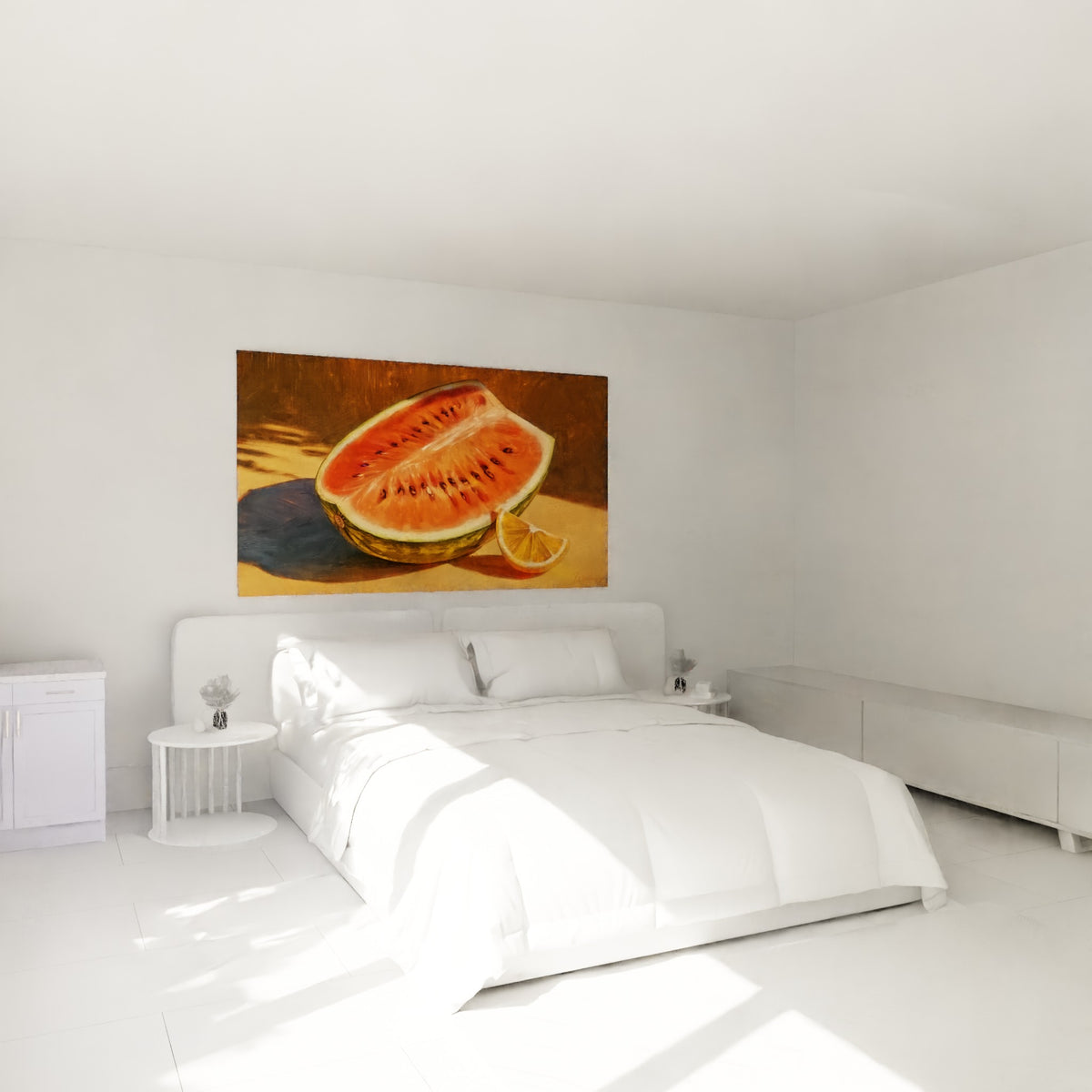 Chair rouge corail de la pastèque et jaune de l'orange, accrochée au-dessus d'un lit dans une chambre claire