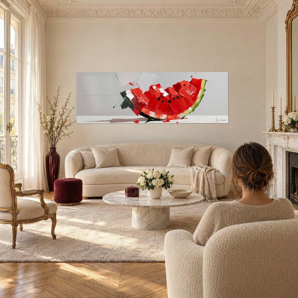 Tableau quartier de pastèque aux éclats rouge vif et blanc, fond gris, ombre au sol, au-dessus d'un canapé dans un salon lumineux