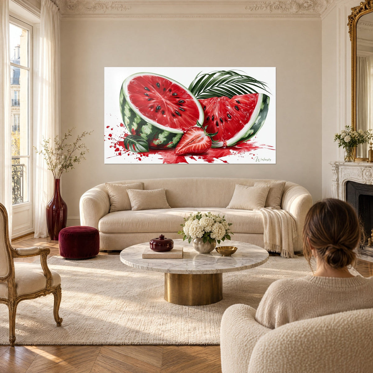 Tableau pastèque coupée en deux, chair rouge vif et pépins noirs, palme verte, au-dessus d'un canapé dans un salon lumineux