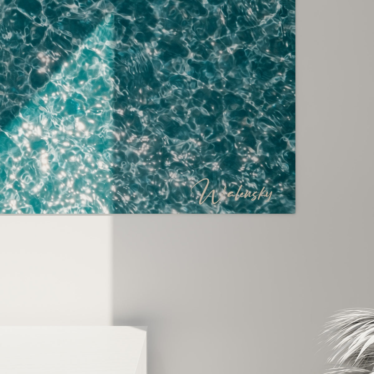 Détail de la pastèque rouge et de l'eau turquoise cristalline, grain de l'impression visible de près