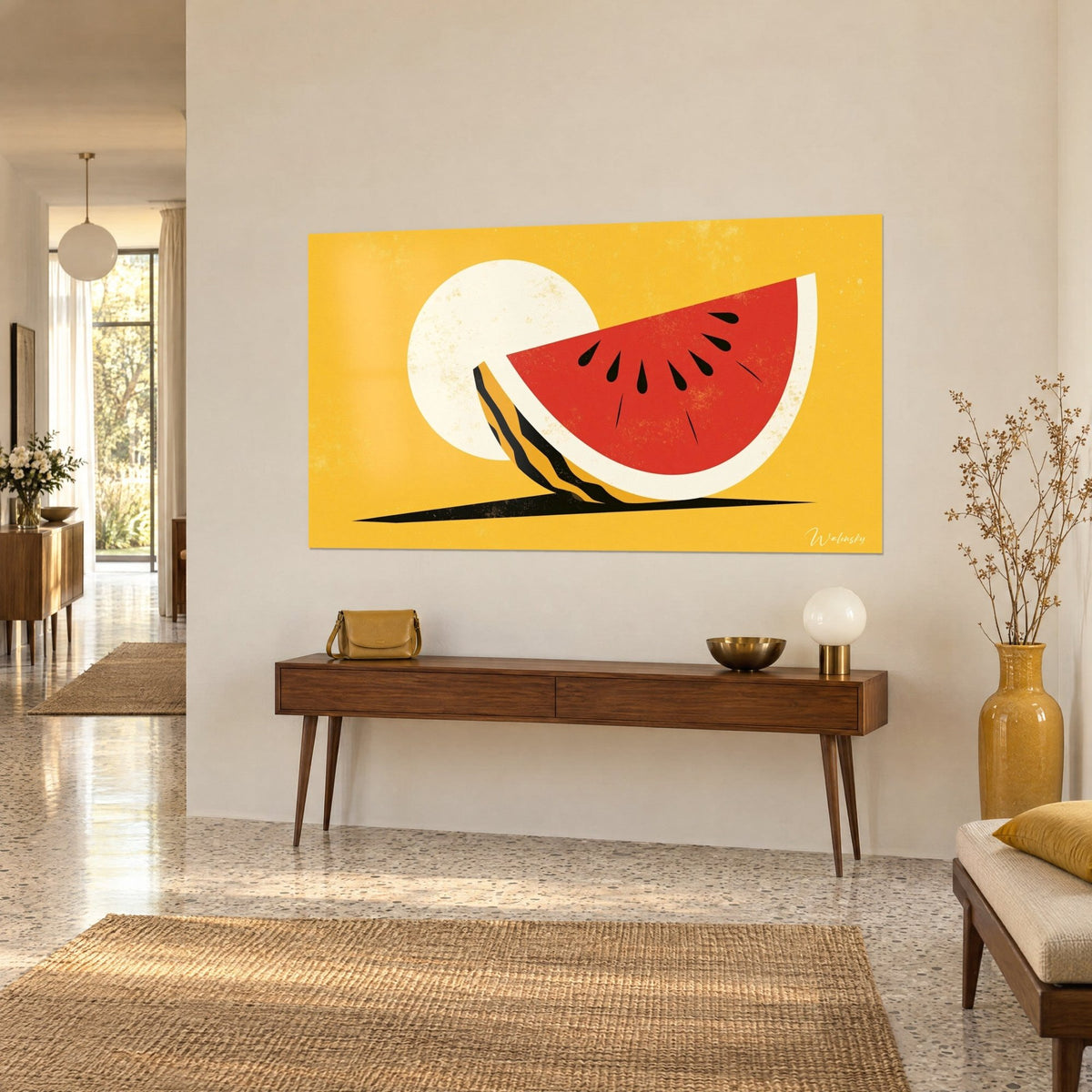 Tableau tranche de melon d'eau écarlate à l'écorce rayée noir et or, soleil crème, vue de trois-quarts sur console en bois sombre