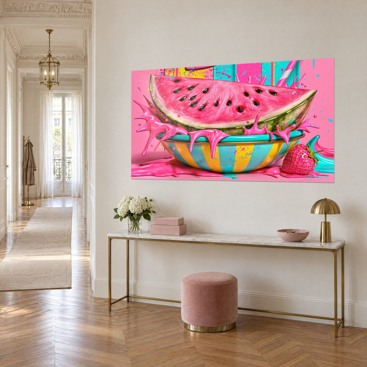 Tableau tranche juteuse aux pépins noirs, crème rose coulant sur un bol turquoise et jaune, fraise à droite, accroché au-dessus d'une console dorée