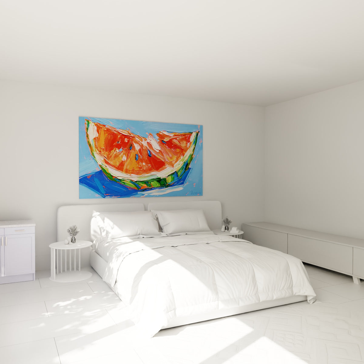 Pastèque texturée aux tons rouges et bleus, accrochée au-dessus d'un lit dans une chambre claire