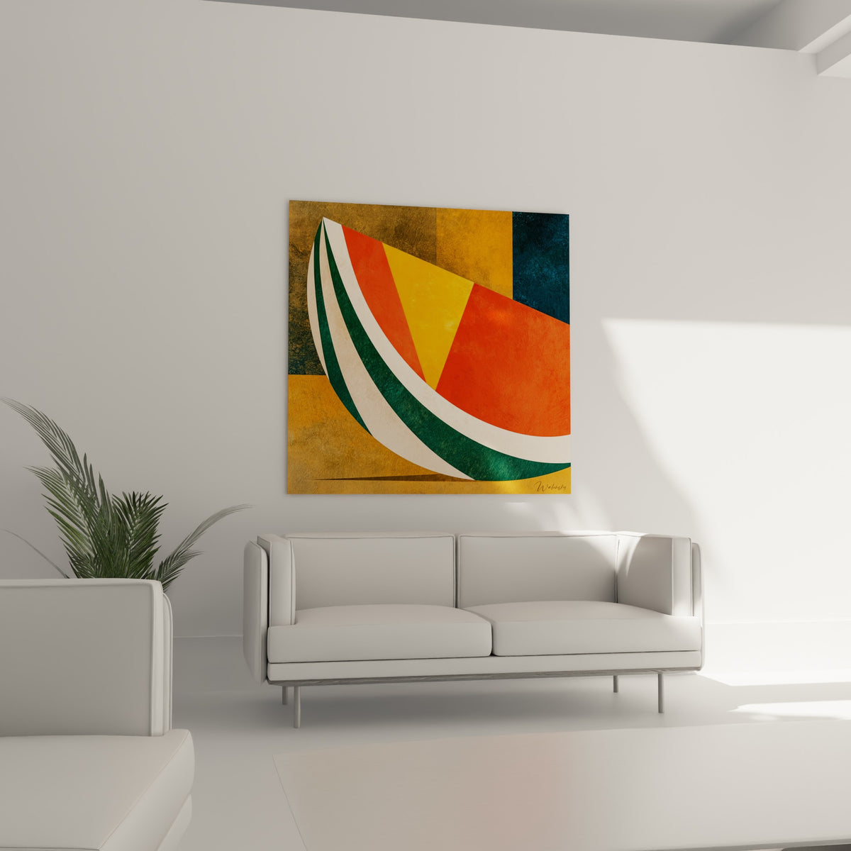Tranche de pastèque graphique en jaune moutarde et blanc crème, au-dessus d'un canapé dans un salon lumineux