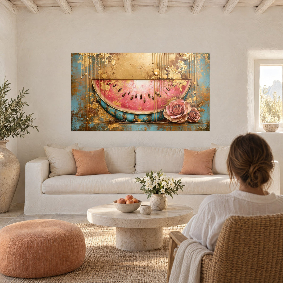 Tableau tranche de pastèque rose et or, pépins dorés, coulures vert d'eau, accroché au-dessus d'un canapé dans un salon lumineux