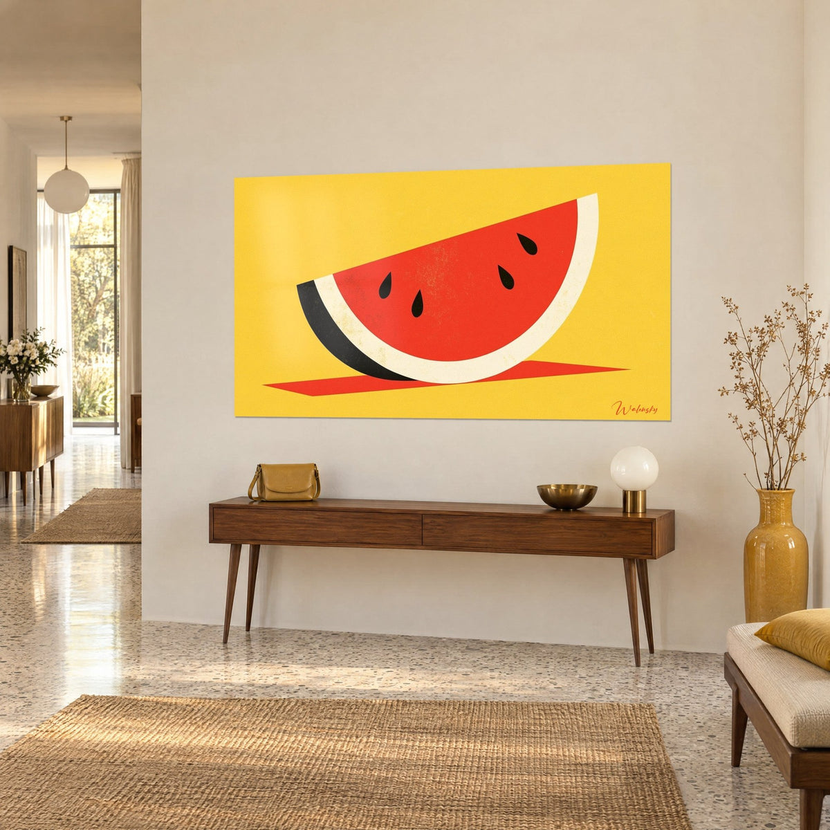 Tableau fruit d'été en aplats écarlates, pépins noirs en gouttes et ombre rouge sur jaune, au-dessus d'une console en bois sombre