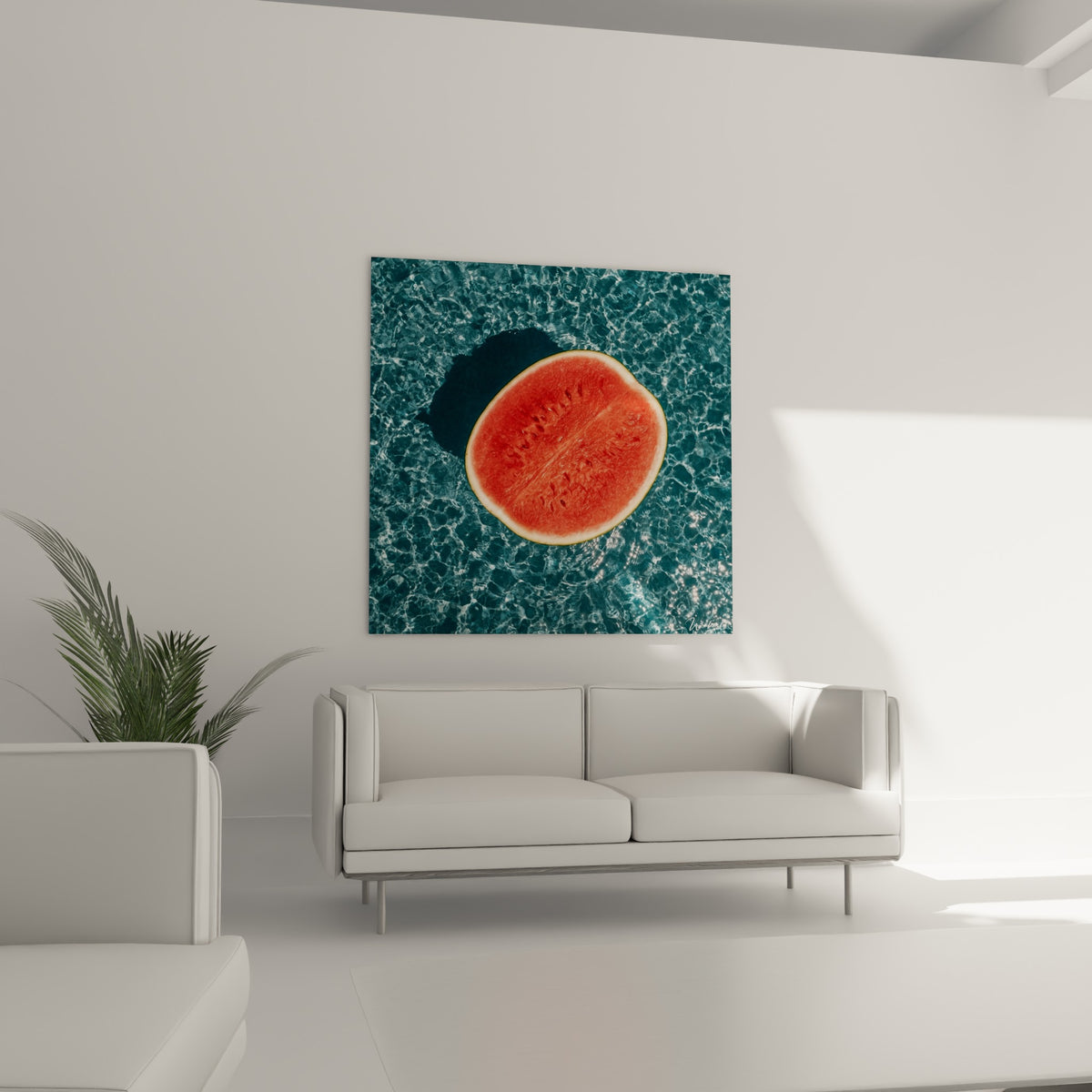 Demi pastèque rouge et pépins noirs sur eau bleue, au-dessus d'un canapé dans un salon lumineux