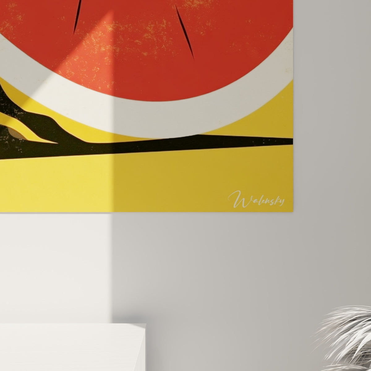 Détail des pépins noirs et de la texture ocre granuleuse de la pastèque accrochée