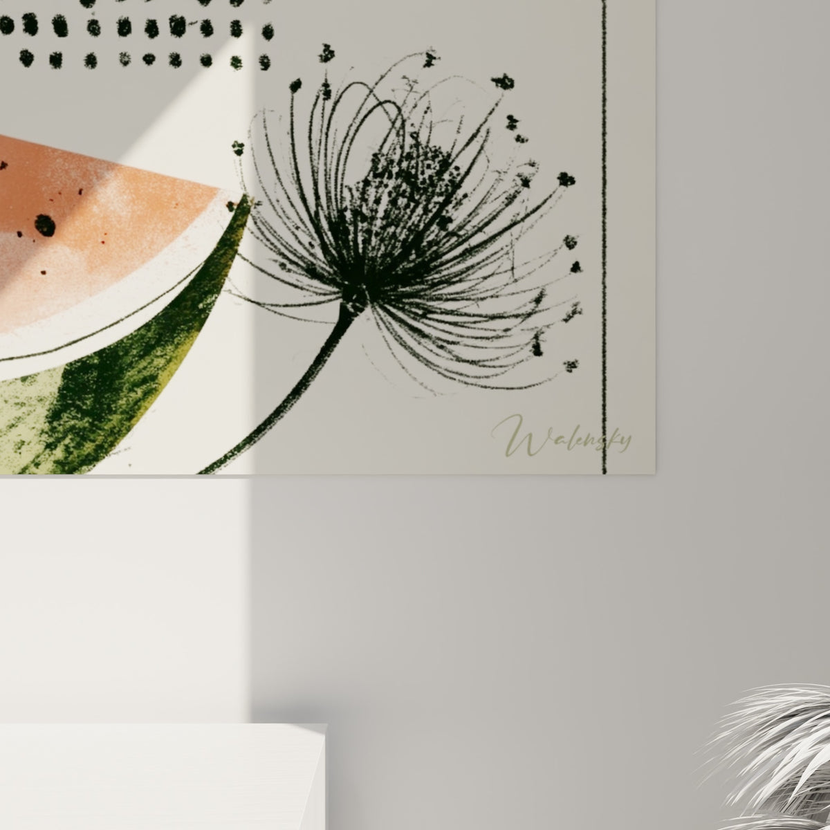 Détail de la tranche de pastèque montrant les pépins noirs et les traits d'encre sur fond crème texturé