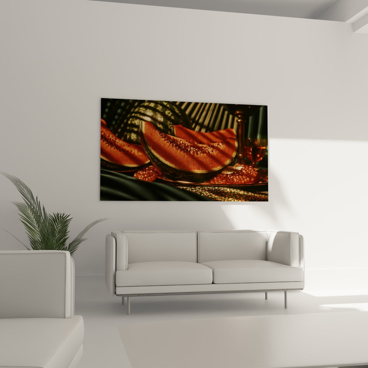 Nature morte de pastèque rouge et verte accrochée au-dessus d'un canapé dans un salon lumineux