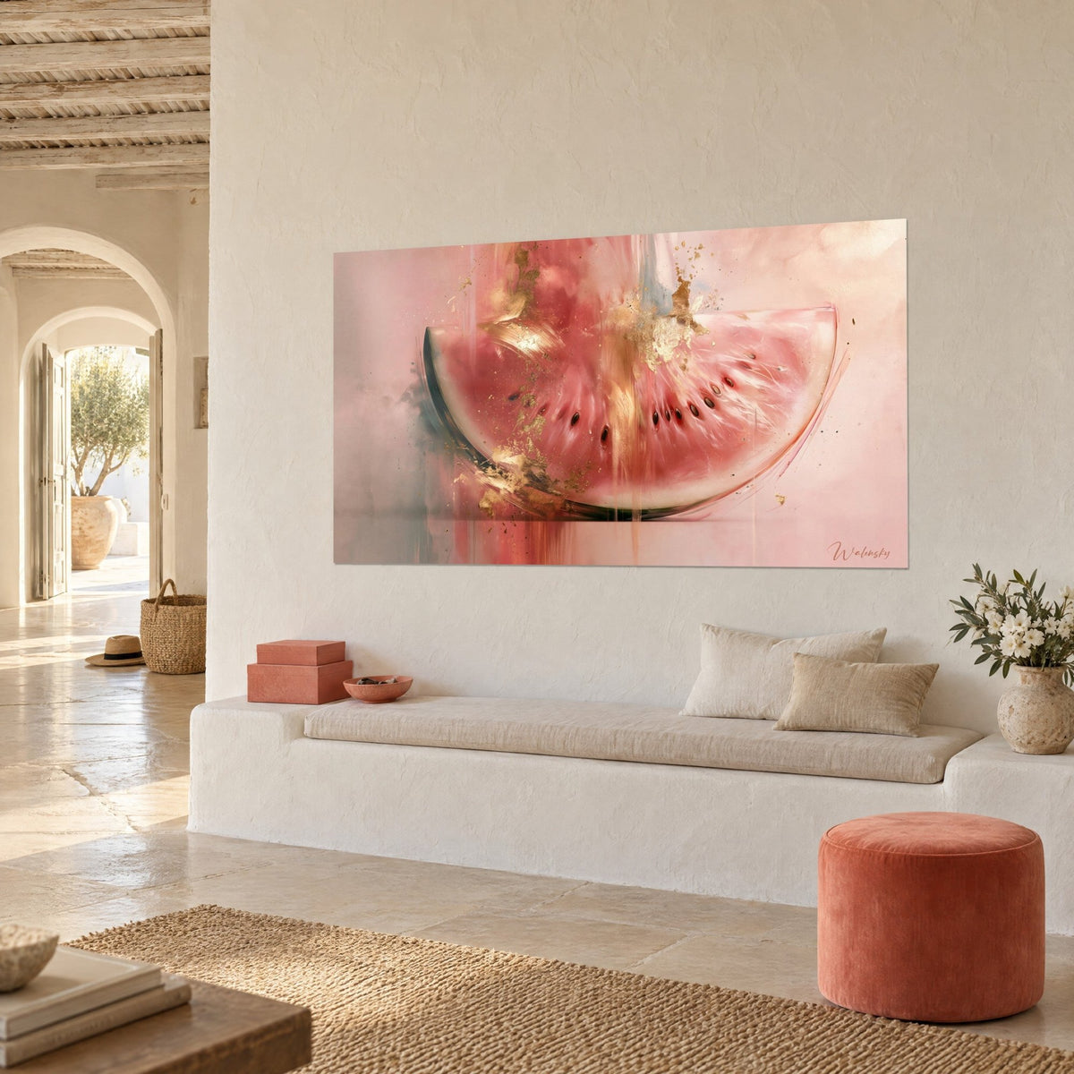 Tableau demi-lune de melon d'eau vermillon, pépins noirs et paillettes dorées sur fond nacré, vu de trois-quarts, niche blanche et pouf corail