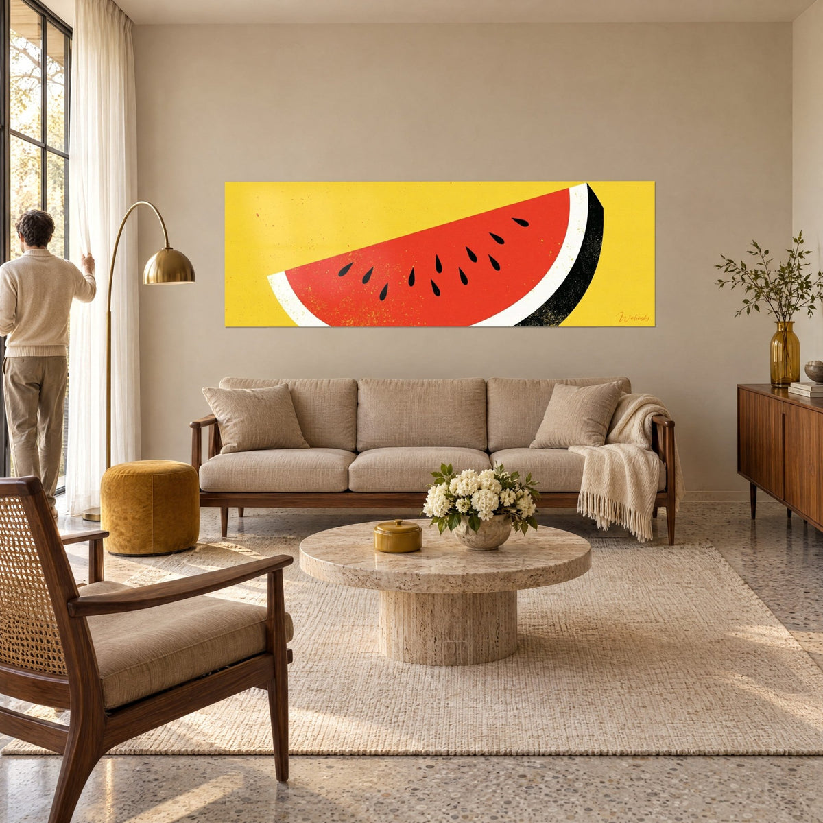 Tableau quartier de pastèque rouge vif sur fond jaune, pépins noirs en éventail, au-dessus d'un canapé dans un salon lumineux