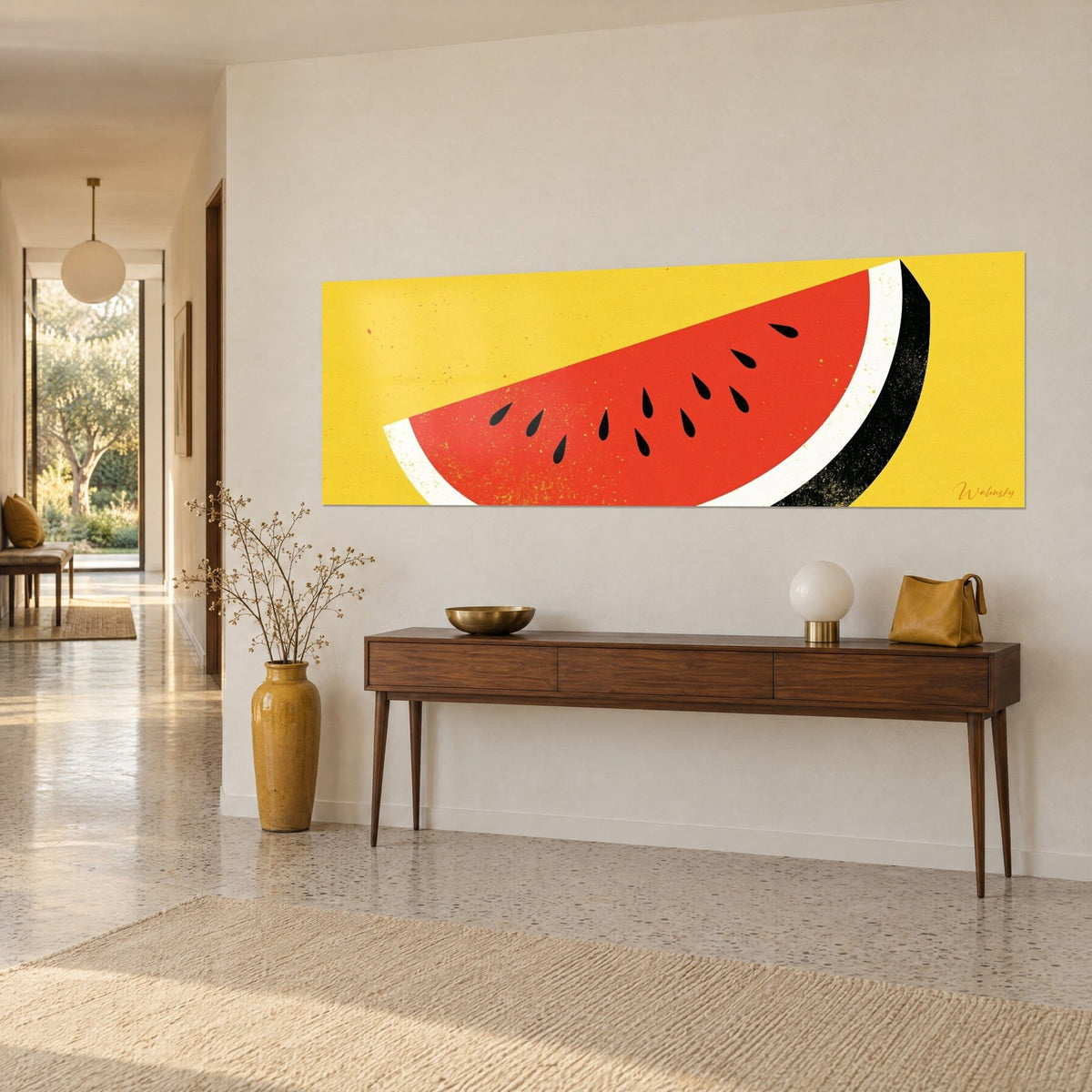 Tableau fruit tranché écarlate à croûte noire et liseré blanc, fond jaune soleil, vu de trois-quarts sur une console en bois