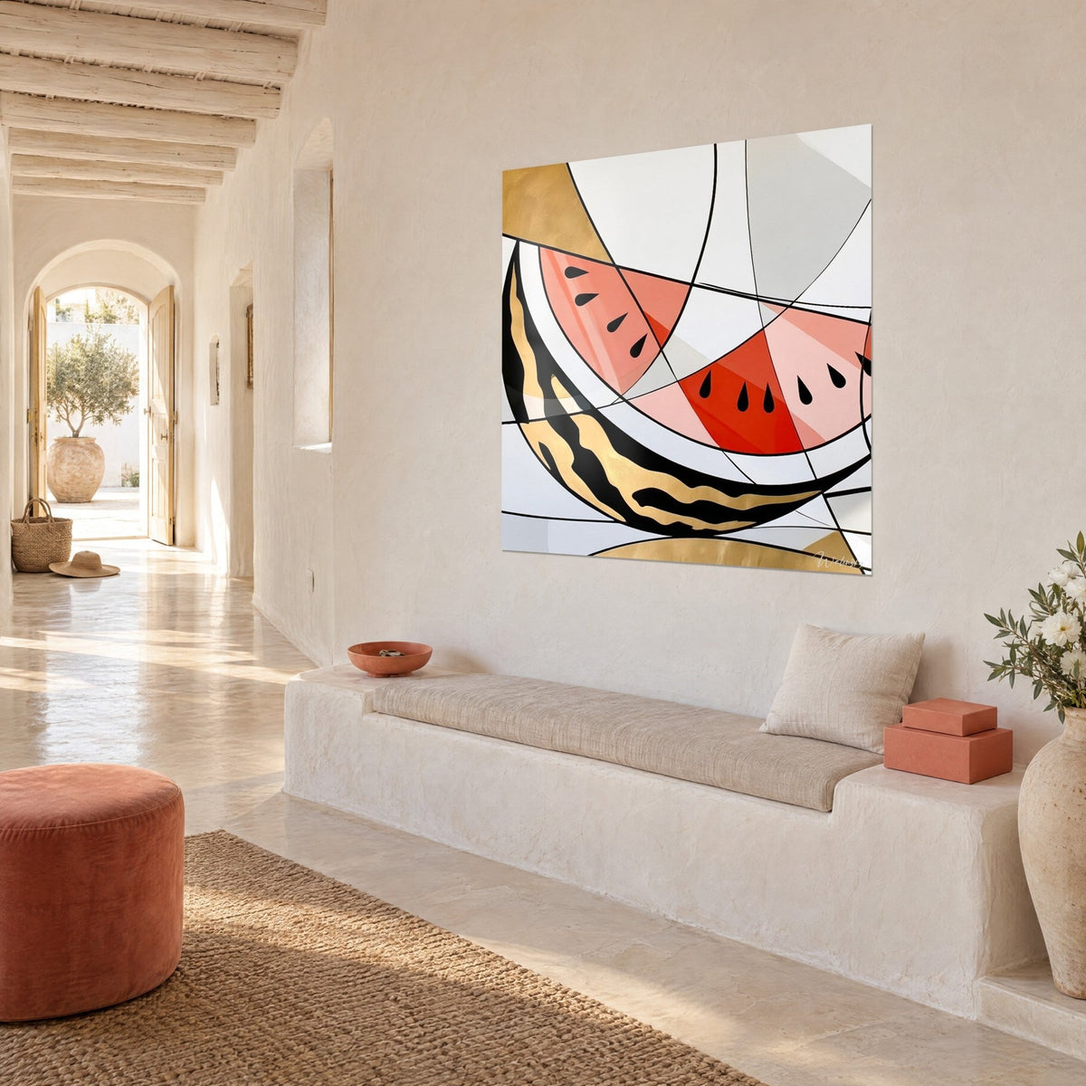 Tableau fruit d'été en facettes rouge vif et rose pâle, écorce rayée d'or et de noir, accroché en vue de trois-quarts dans une maison méditerranéenne