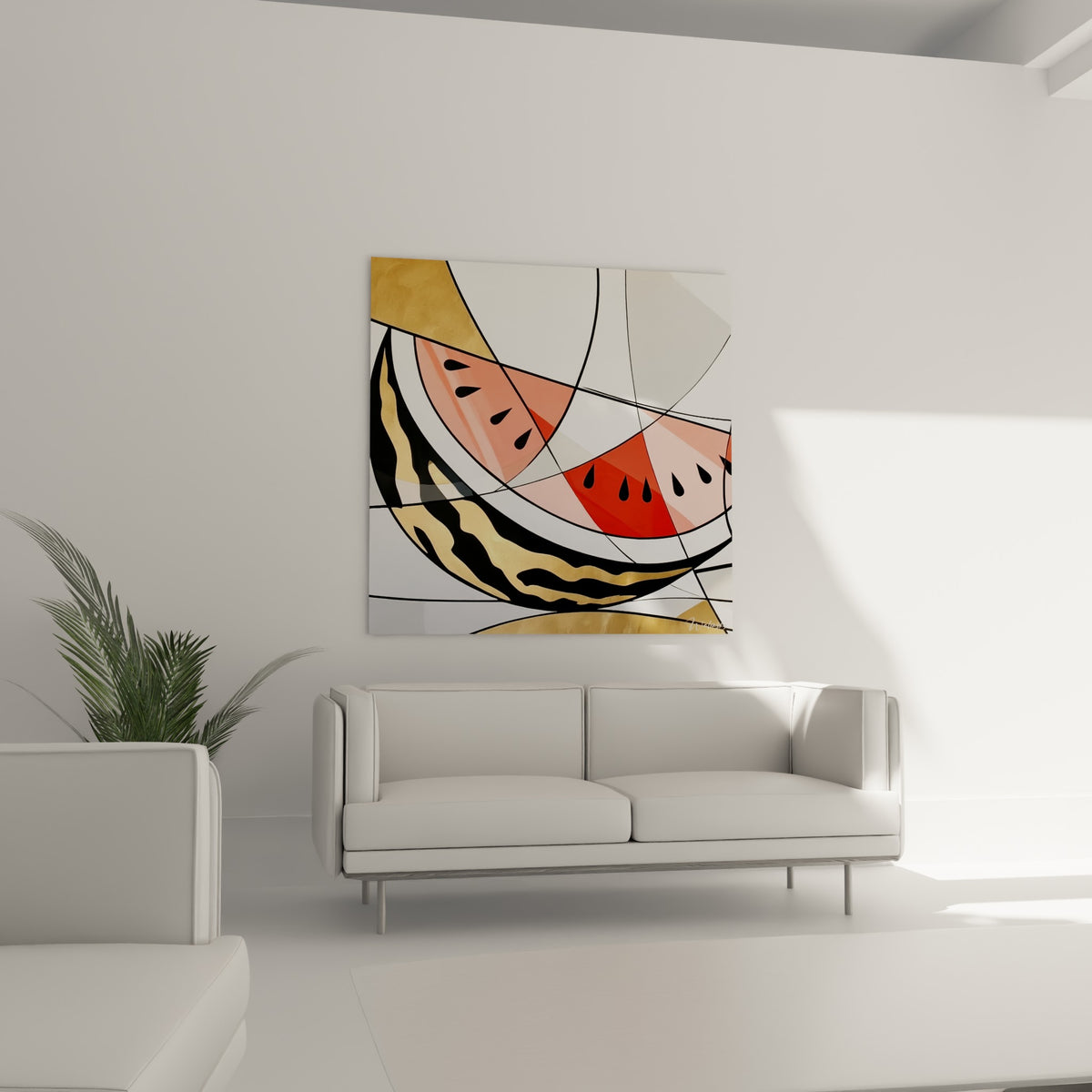 Écorce dorée striée de noir et chair rouge vermillon de la pastèque au-dessus d'un canapé dans un salon lumineux