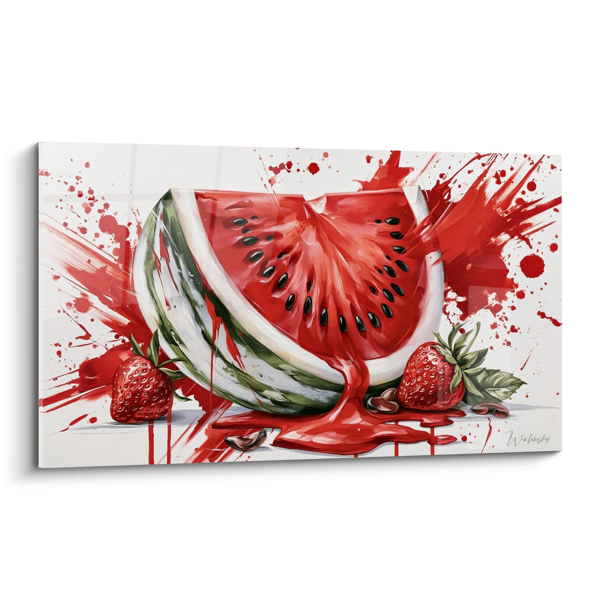 Pastèque tranchée rouge vif et verte, jus coulant, entourée de fraises sur fond éclaboussé
