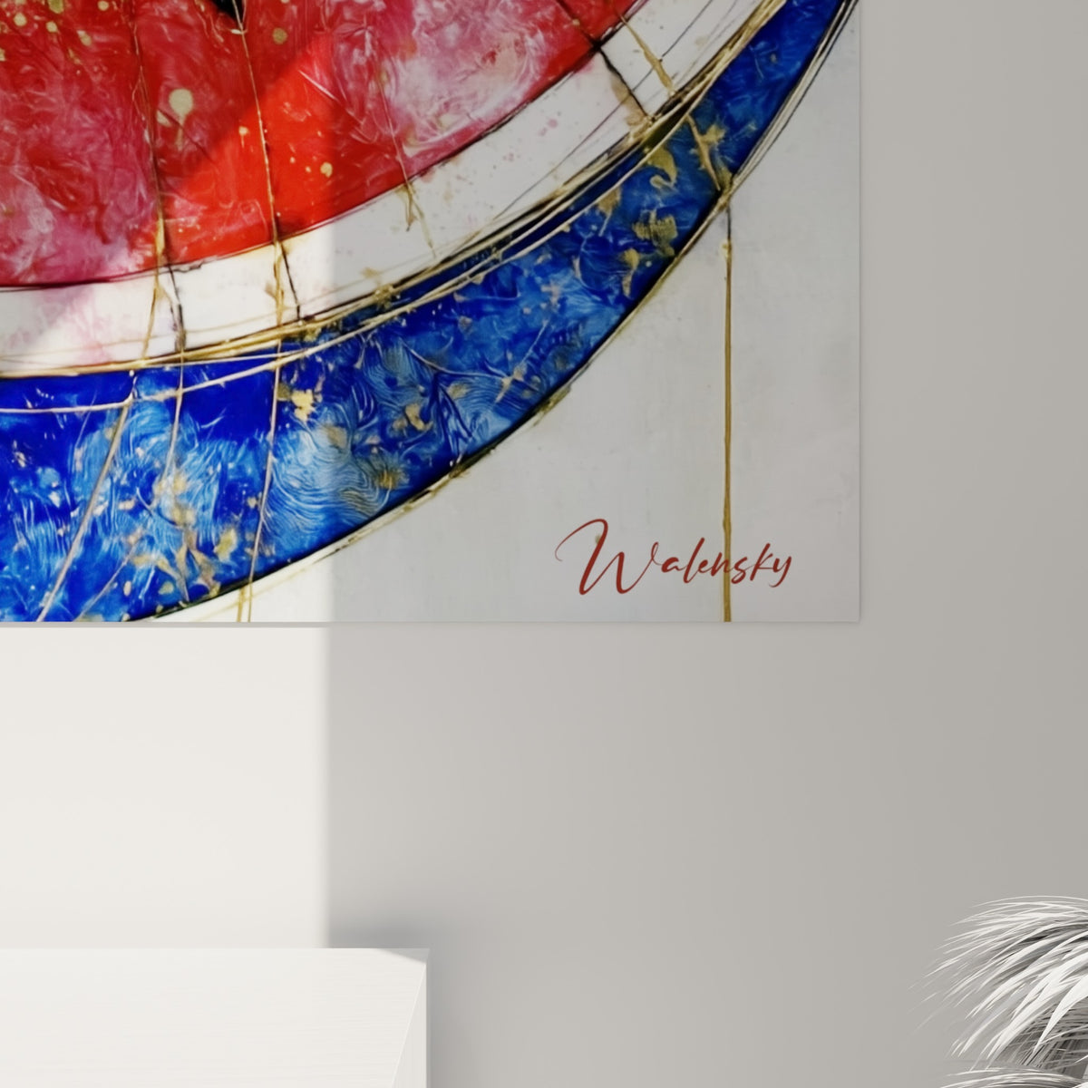 Matière texturée de la pastèque révélant coulures dorées, rouge intense et bleu marine granuleux en gros plan