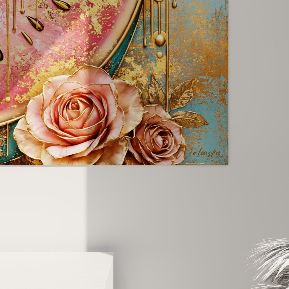 Détail des coulures dorées et de la texture épaisse du rose sur l'écorce turquoise peinte