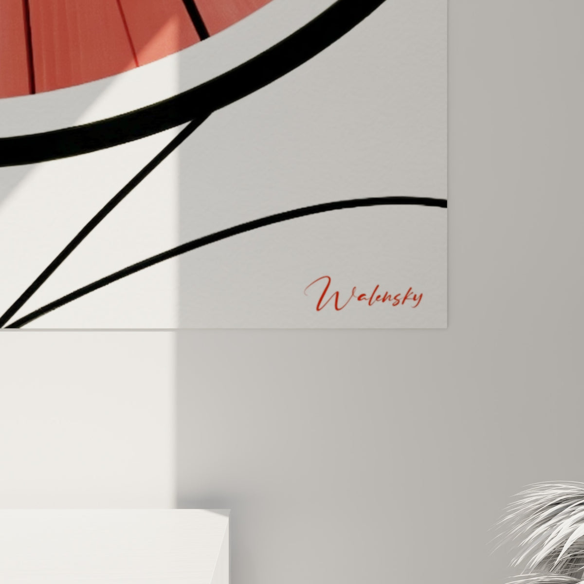 Détail des lignes noires et de la texture peinte de la pastèque, entre corail intense et ocre doré