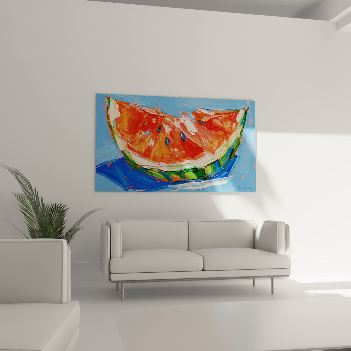 Tranche de pastèque orangée et verte, suspendue au-dessus d'un canapé dans un salon lumineux