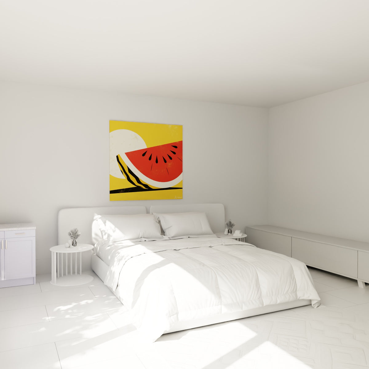 Tranche de pastèque rouge et jaune au-dessus d'un lit dans une chambre claire