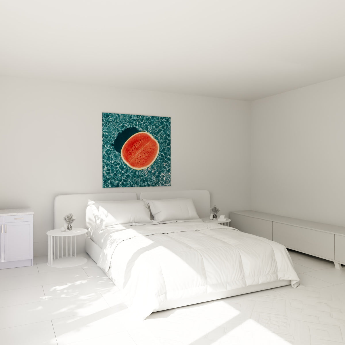 Tranche de pastèque rouge sur fond turquoise, accrochée au-dessus d'un lit dans une chambre claire