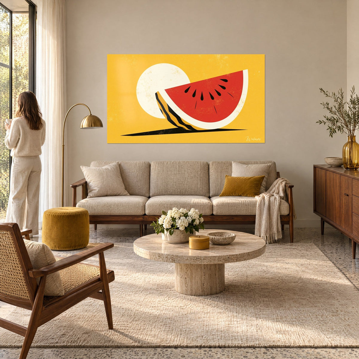 Tableau quartier de pastèque rouge aux pépins noirs, lune blanche et fond jaune, femme de dos, au-dessus d'un canapé dans un salon lumineux