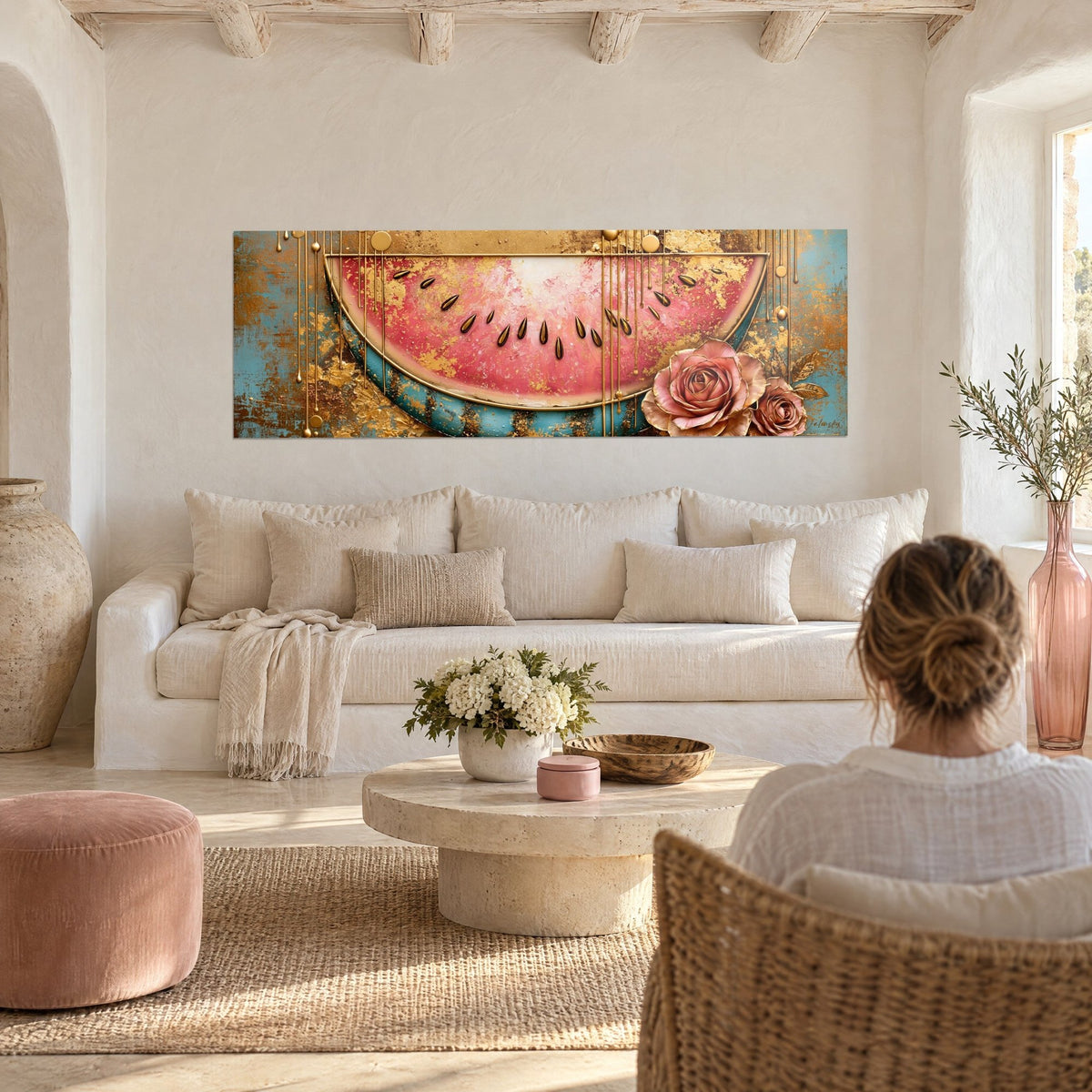 Tableau tranche de pastèque rose et or aux pépins dorés, roses en relief, rubans de peinture, accroché au-dessus d'un canapé dans un salon lumineux
