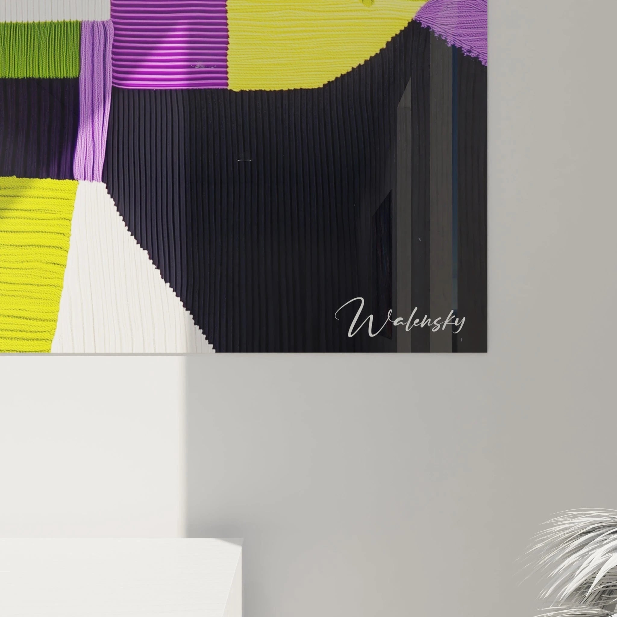 Un tableau géométrique multitexture composé de segments aux couleurs contrastées - violet, jaune vif, noir profond et rose fuschia - chaque zone présentant un relief linéaire distinct qui capture la lumière différemment, créant une composition rythmique vibrante.
