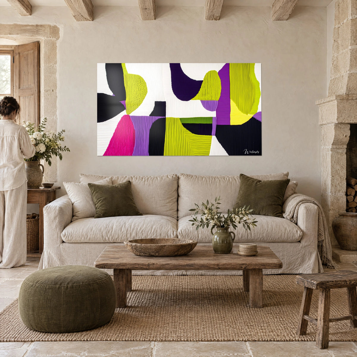 Gemälde Patchwork aus gestrickten Maschen in Anisgrün, Violett und Fuchsiarosa, über einem Sofa in einem hellen Wohnzimmer