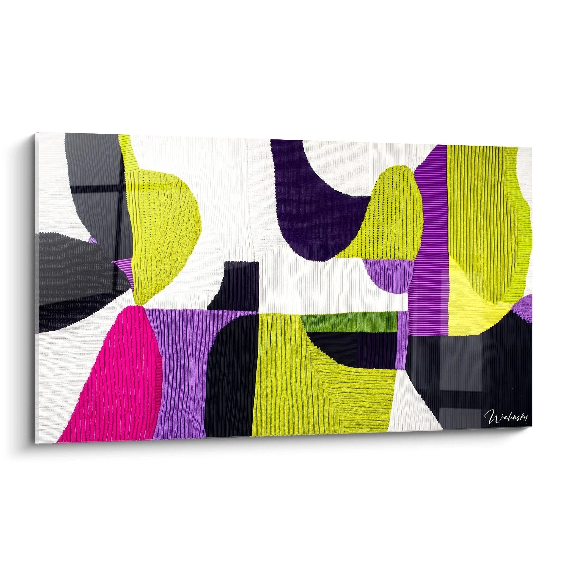 Un tableau géométrique texturé présentant des formes abstraites colorées avec motifs striés parallèles, combinant zones de violet profond, jaune vif, noir et blanc, créant un contraste dynamique sur fond blanc.
