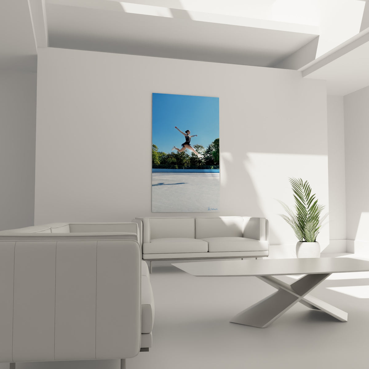 Sauteuse en tenue sombre, ciel bleu intense et arbres verts, au-dessus d'un canapé dans un salon lumineux