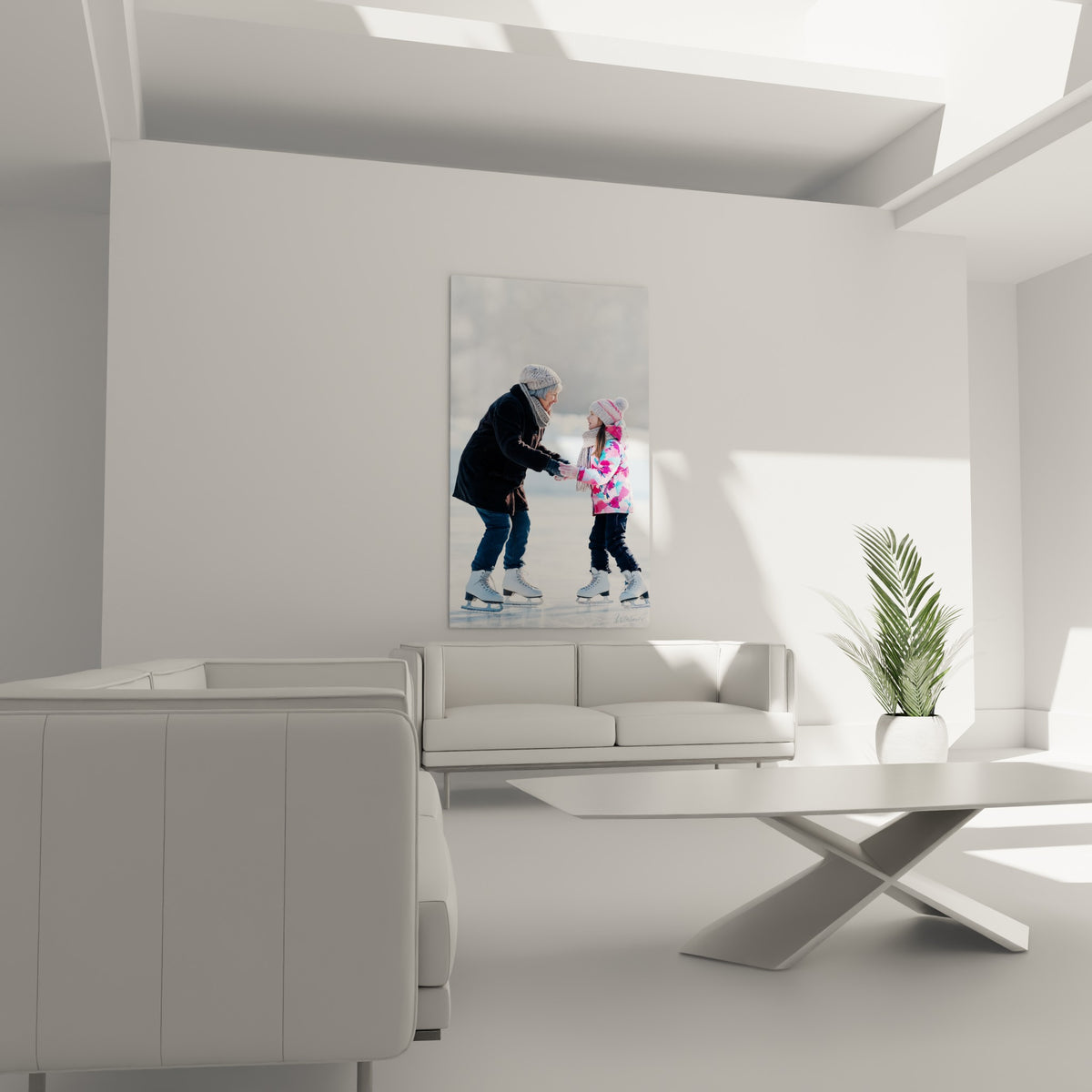 Scène complice blanc neige et bleu glacé, patinage artistique au-dessus d'un canapé dans un salon lumineux